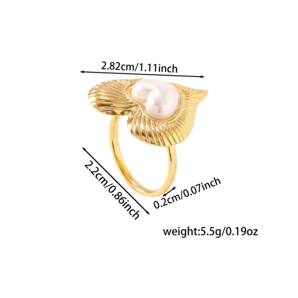 Heart Ring with Ribbed Frame and Pearl